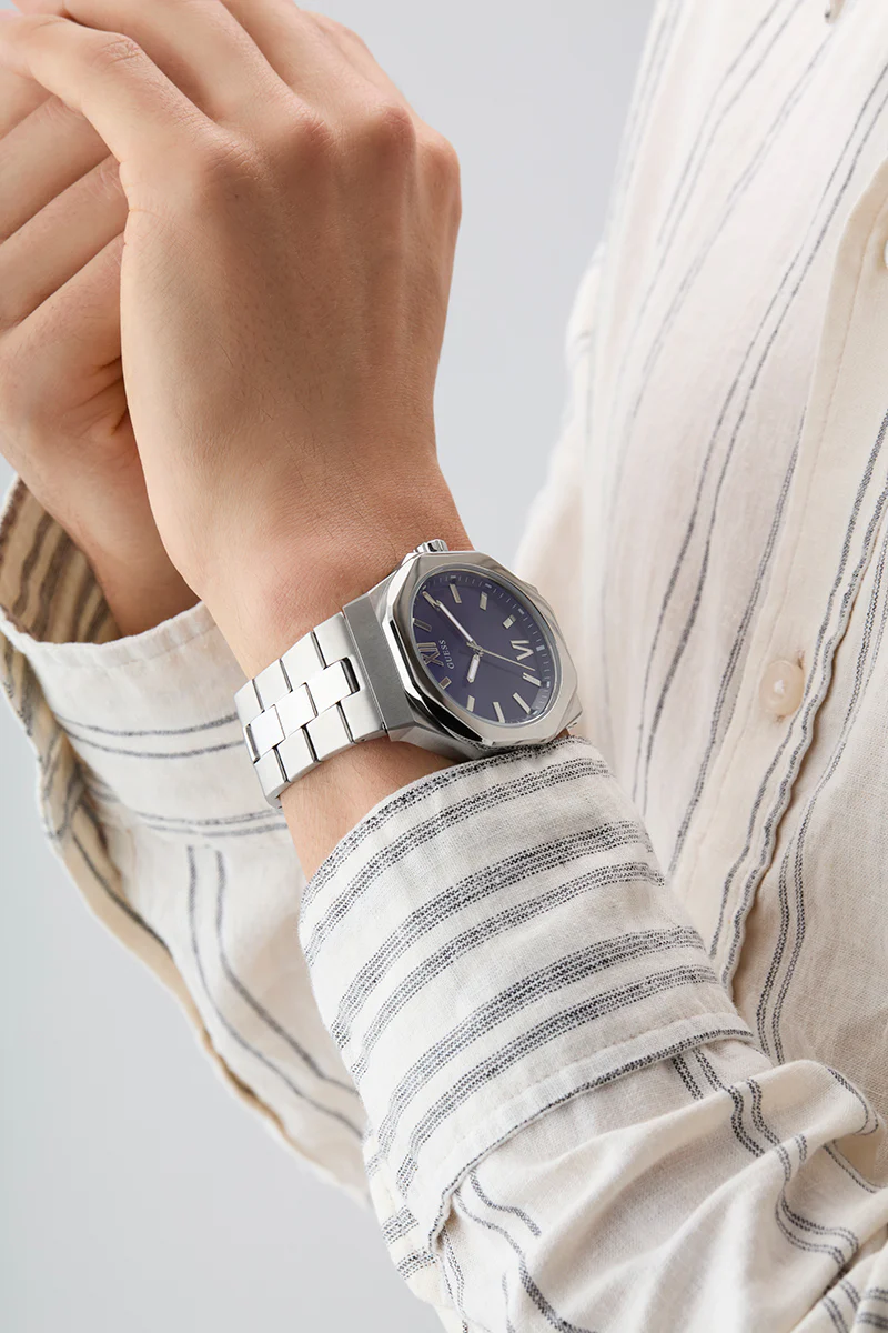 GUESS Mens Silver Tone Analog Watch - Image 8